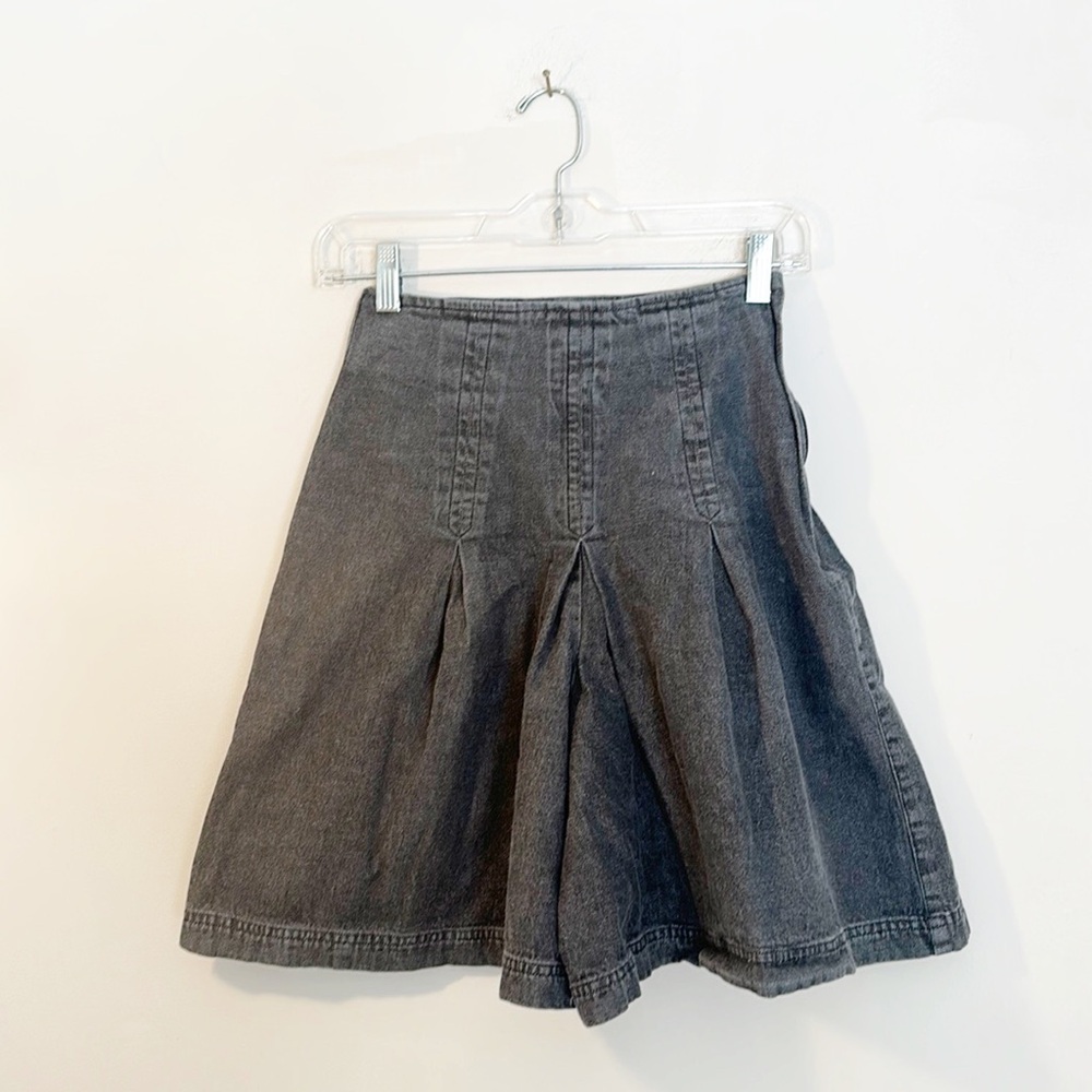 VINTAGE Forenza Grey denim pleated high waist flare shorts 80’s women size 4